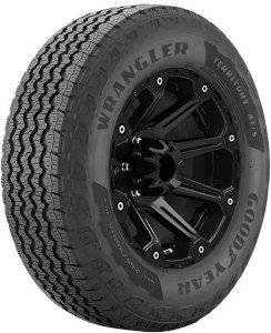 Schwarzer Goodyear Wrangler Geländereifen montiert auf einem schwarzen Leichtmetallrad, freigestellt auf weißem Hintergrund.