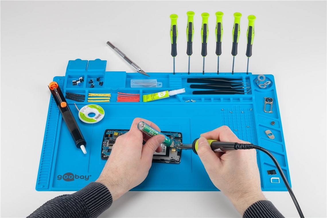 Goobay 61670 Silikon-Lötmatte, blau - flexible Arbeitsunterlage für sicheres Löten, Reparieren und Basteln