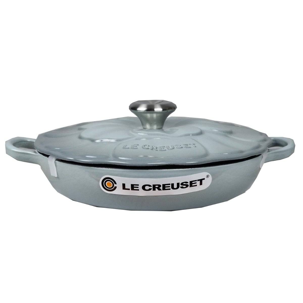 Grauer ovaler Le Creuset Gusseisen-Bräter mit Deckel und Seitengriffen auf weißem Hintergrund