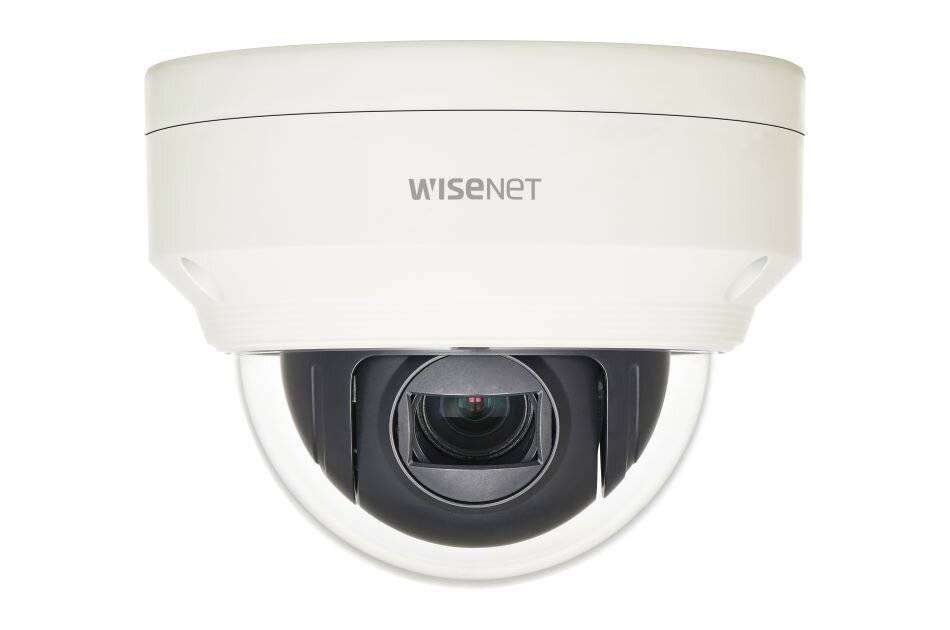 Weiße Wisenet-Domenkamera mit sichtbarer zentraler Linse, freigestellt auf weißem Hintergrund.