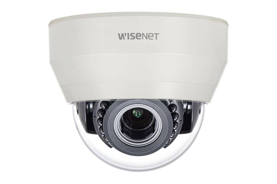Weiße Wisenet-Domesicherheitskamera mit sichtbarem zentralem Objektiv auf weißem Hintergrund.