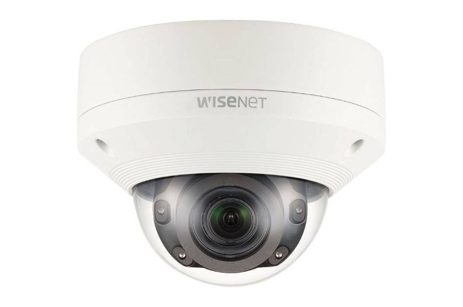 Weiße Wisenet-Domoverwachungskamera mit sichtbarem Objektiv, frontal vor weißem Hintergrund abgebildet.
