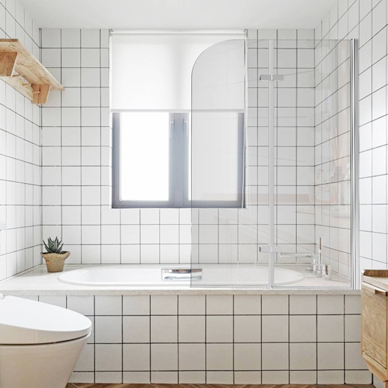 Helles modernes Badezimmer mit weiß gefliesten Wänden, einer Badewanne-Duschkabine, Fenster, Toilette und hölzernen Regalen.