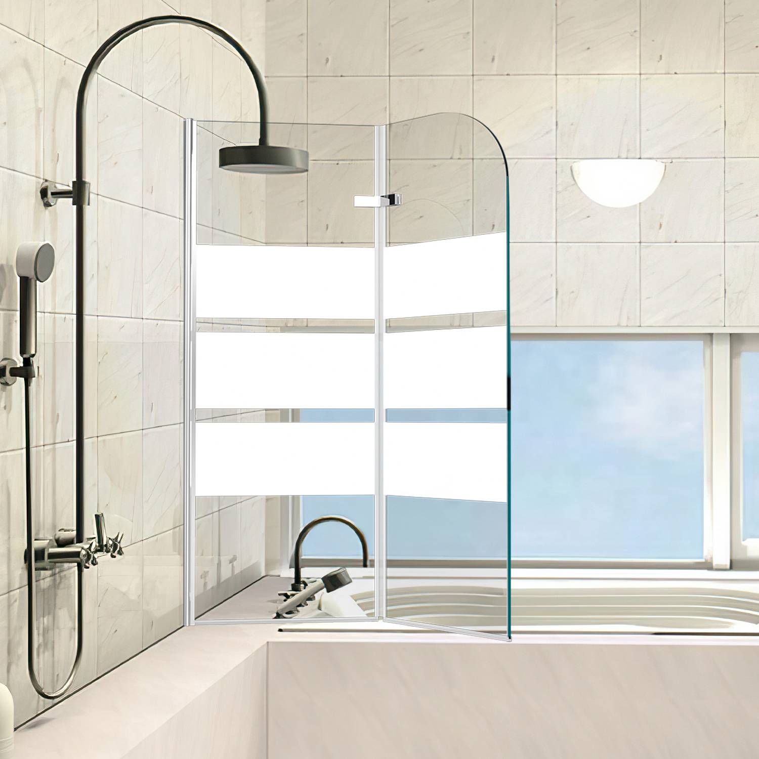 Modernes Badezimmer mit einer Glassichttrennwand für die Dusche, schwarzer Regendusche, Badewanne und großem Fenster, das Tageslicht hereinlässt.
