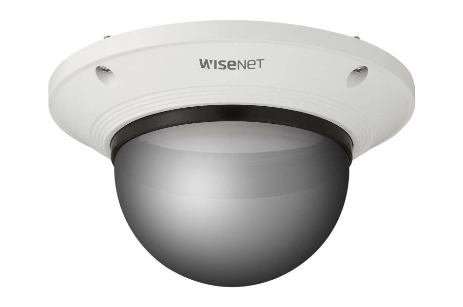 Weiße Wisenet-Domensicherheitskamera an einer Decke montiert, in Nahaufnahme vor weißem Hintergrund gezeigt.