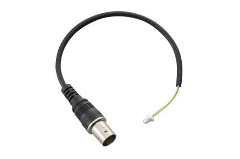 Schwarzes Audiokabel mit einem metallenen XLR-Stecker und einem abisolierten Drahtende auf weißem Hintergrund.