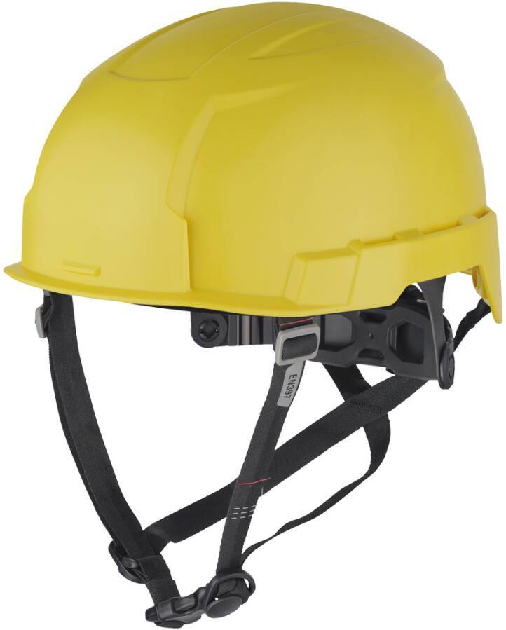 Gelber Schutzhelm mit schwarzen verstellbaren Kinnriemen auf weißem Hintergrund.