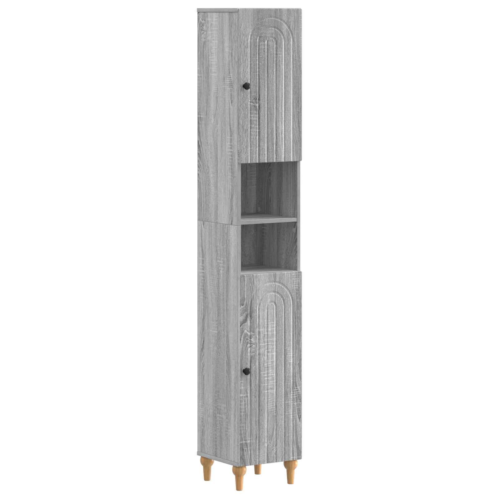 Hoher grauer Speicherschrank mit Holzmaserung, zwei Türen, offene mittlere Regale und vier kurze Beine auf weißem Hintergrund.