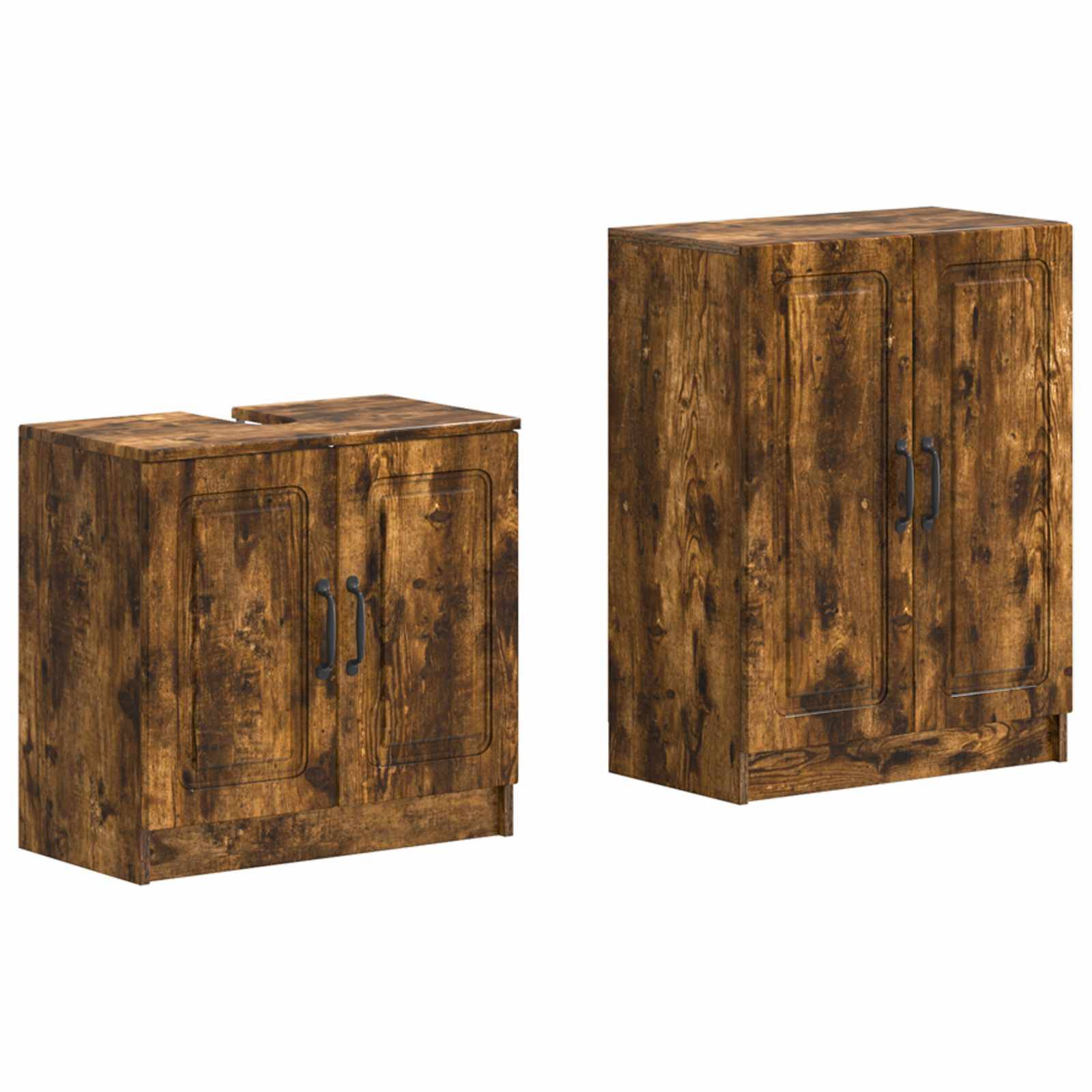 Zwei rustikale Holzschränke mit Doppeltüren und dunklen Griffen, nebeneinander in verschiedenen Größen auf weißem Hintergrund dargestellt.