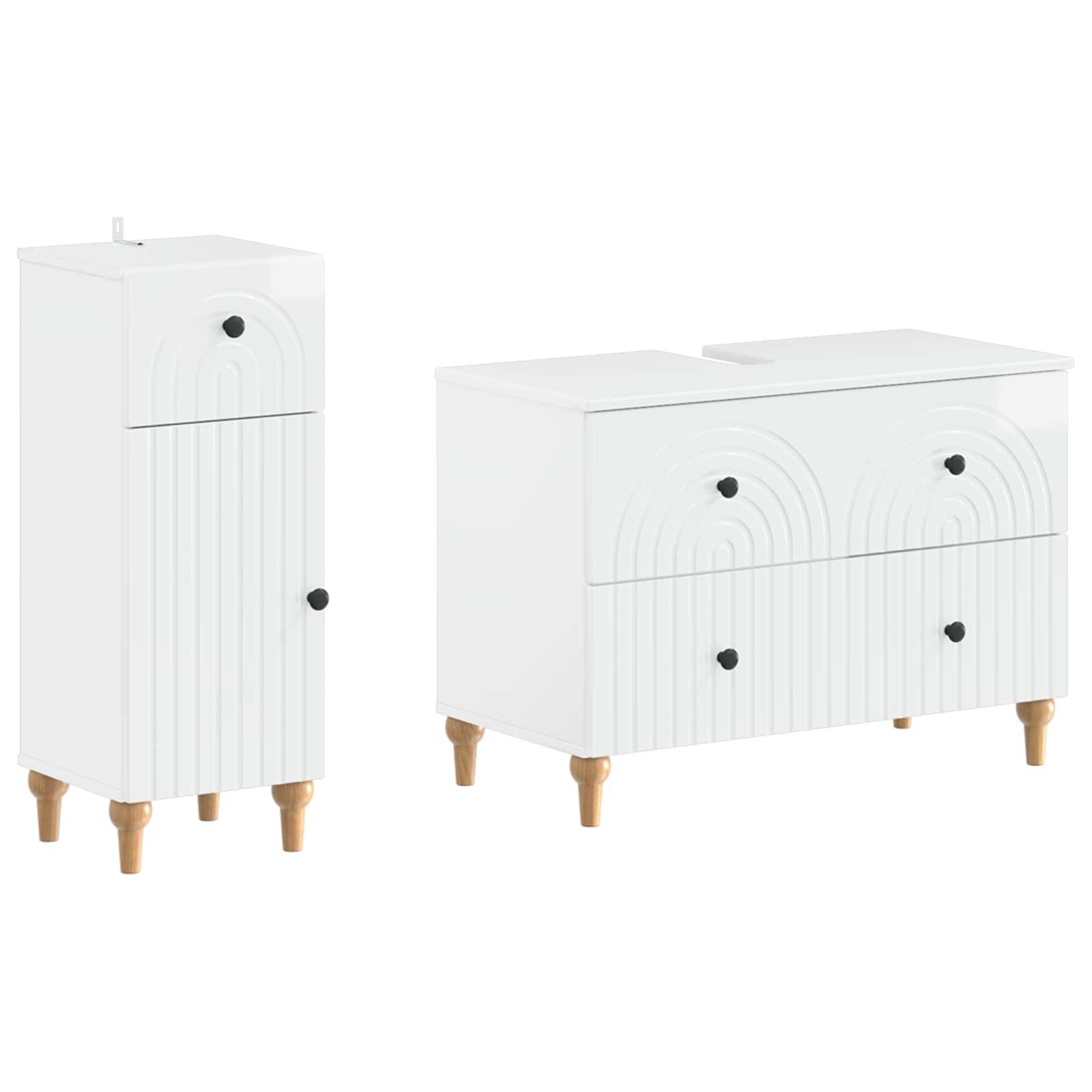 Weißer gerippter Lagerschrank-Set mit schwarzen Knöpfen und Holzbeinen, gezeigt als hoher schmaler Schrank und breiteres Sideboard auf weißem Hintergrund.