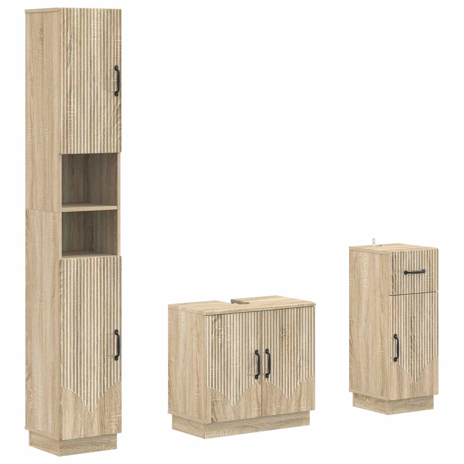 Drei hell Holz Lagerschränke mit vertikalen Rillen und schwarzen Griffen: ein hoher Speisekammerschrank, ein niedriger Seitenschrank und ein schmaler Schrank auf einem Sockel.