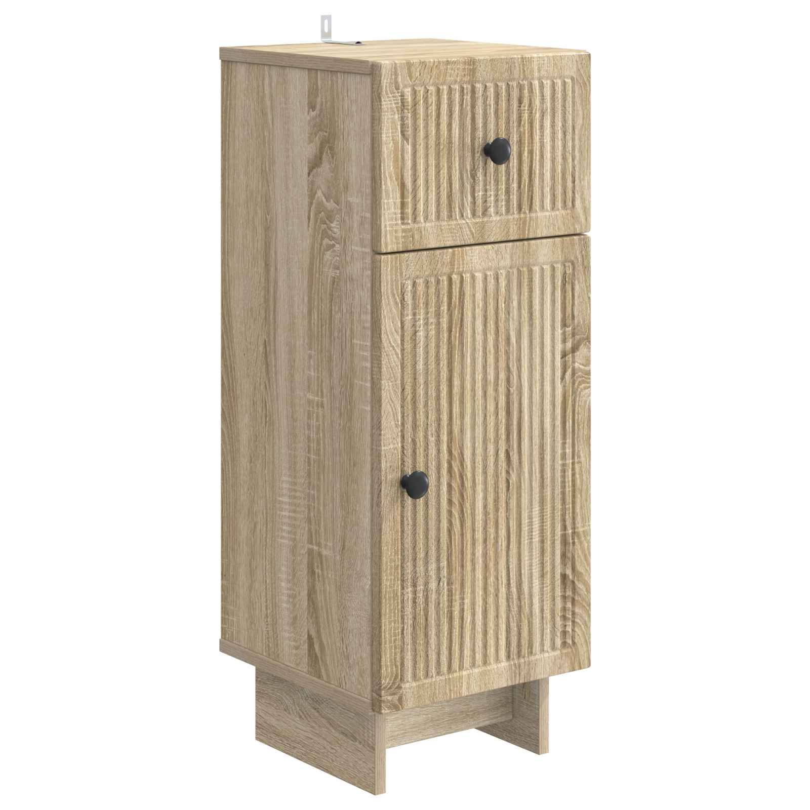 Ein schmales Holzschrank aus hellem Holz mit einer kleinen oberen Schublade, einer Tür und schwarzen Griffen, gezeigt auf weißem Hintergrund.