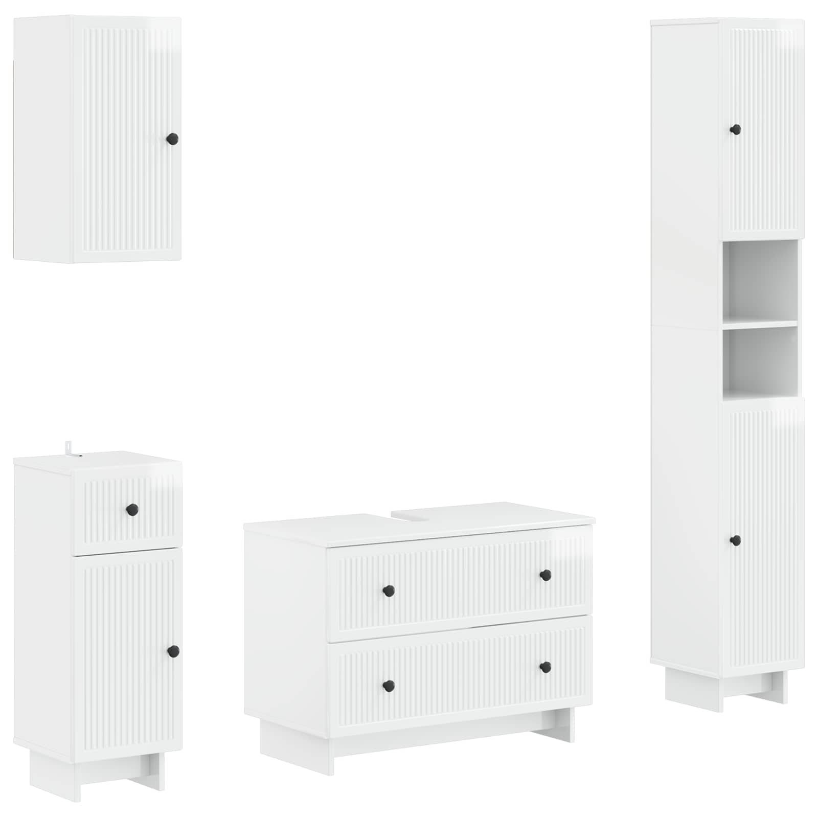 Collage aus weißen gerippten Badezimmerschränken: Wandschrank, Waschtischunterschrank, niedriges Sideboard und hoher Lagerschrank mit offenen Regalen.