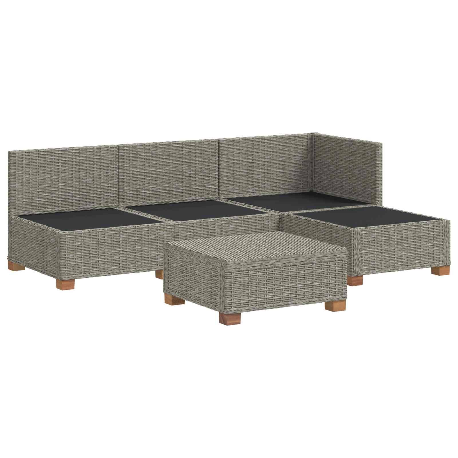 Outdoor-Loungeset mit geflochtenem grauem Rattan, schwarzen Kissen und passendem quadratischem Hocker.