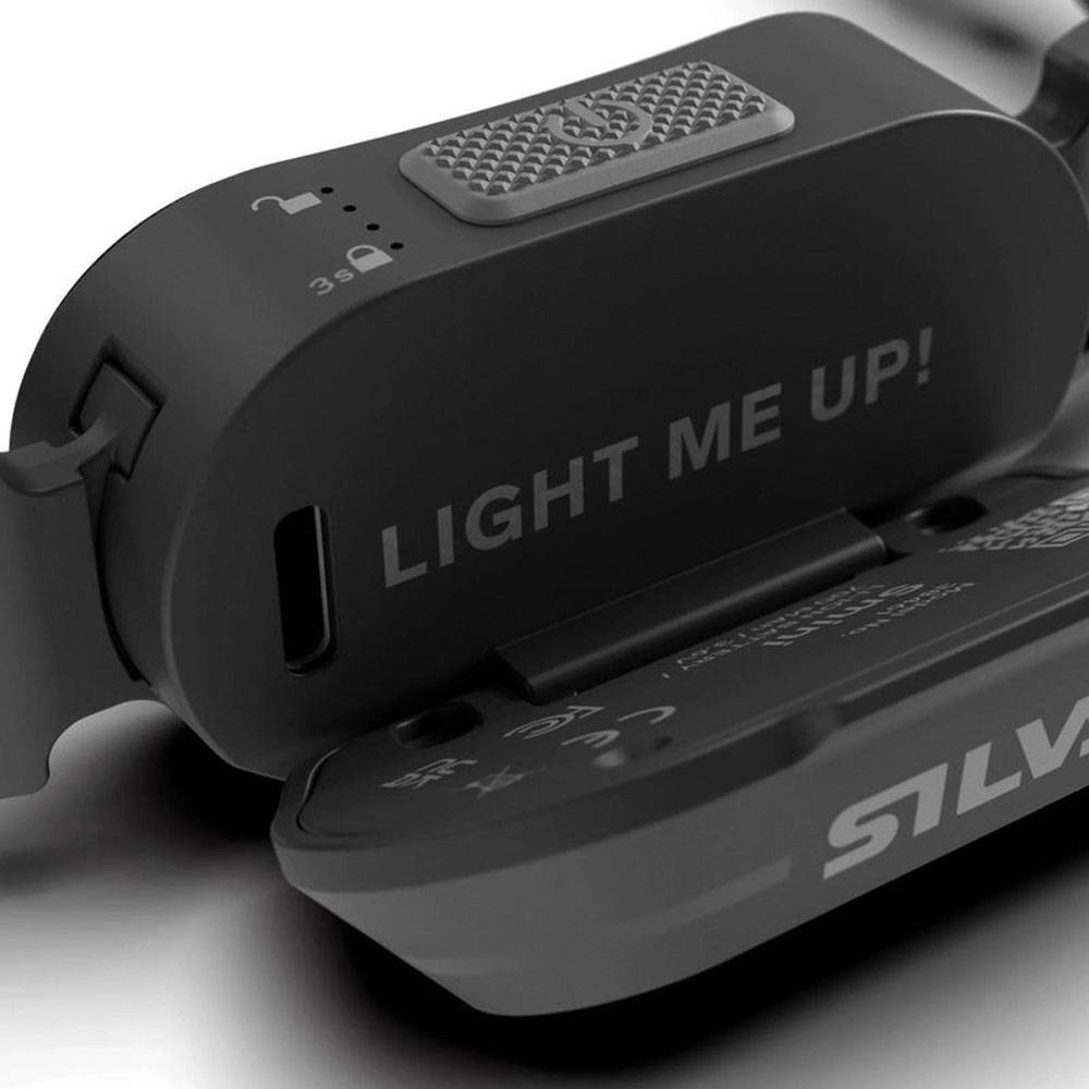 Schwarze aufladbare Fahrradlichter, eines mit der Aufschrift „LIGHT ME UP!
