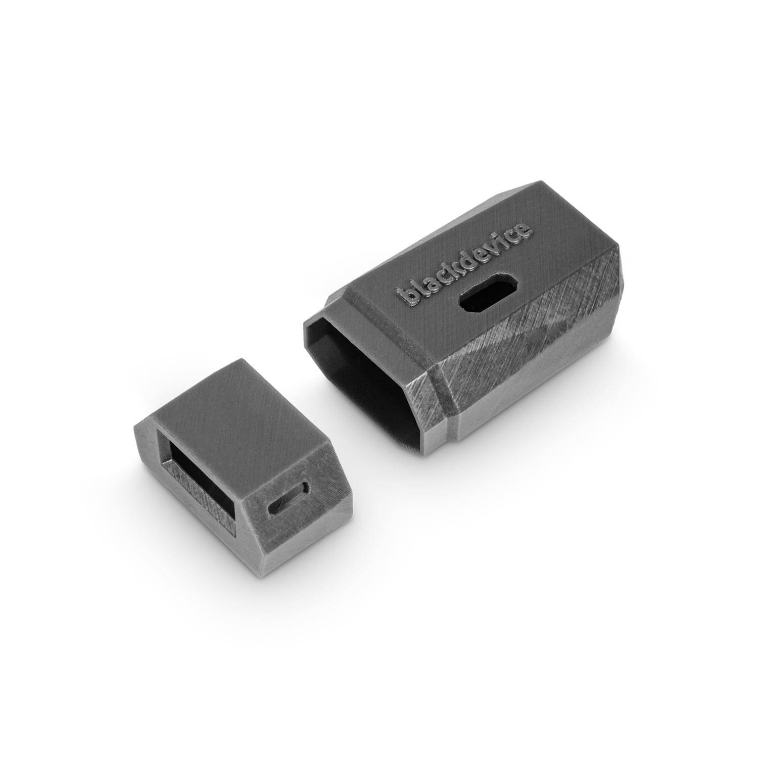 Zwei schwarze rechteckige Steckeradapter oder Steckverbinderhülsen auf weißem Hintergrund, eine größere und eine kleinere, beide mit Seitenschlitzen und Öffnungen.