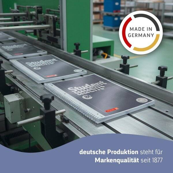 Bücher auf einem Produktionsfließband in einer deutschen Fabrik, mit den Aufklebern „Stuttgarter
