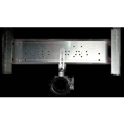 Metallstab mit mehreren gebohrten Löchern und einem zentralen Spannring vor schwarzem Hintergrund, wahrscheinlich eine Montageklammer oder Befestigungsvorrichtung.