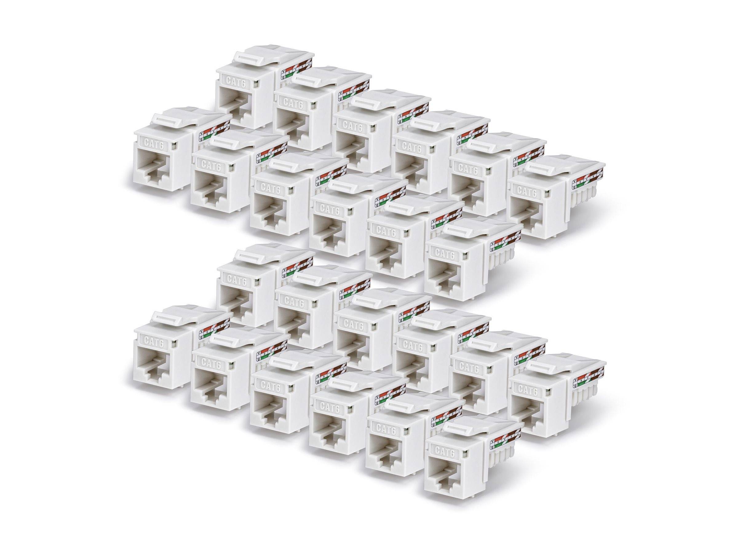 Stapel weißer Ethernet-Wandanschlüsse oder Keystone-Datenports in einem gestapelten Haufen auf weißem Hintergrund.