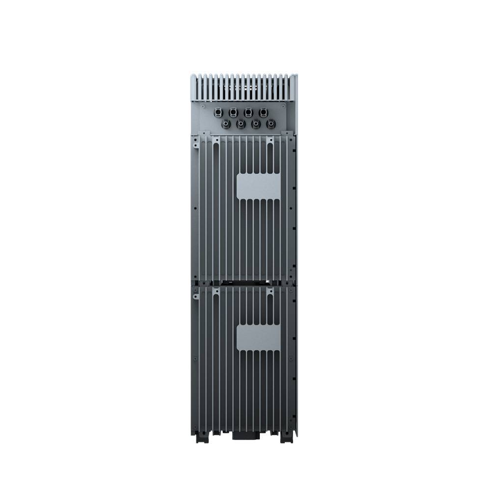 Hohes graues industrielles elektronisches Modul mit Kühlrippen und Anschlussanschlüssen, Vorderansicht auf weißem Hintergrund.