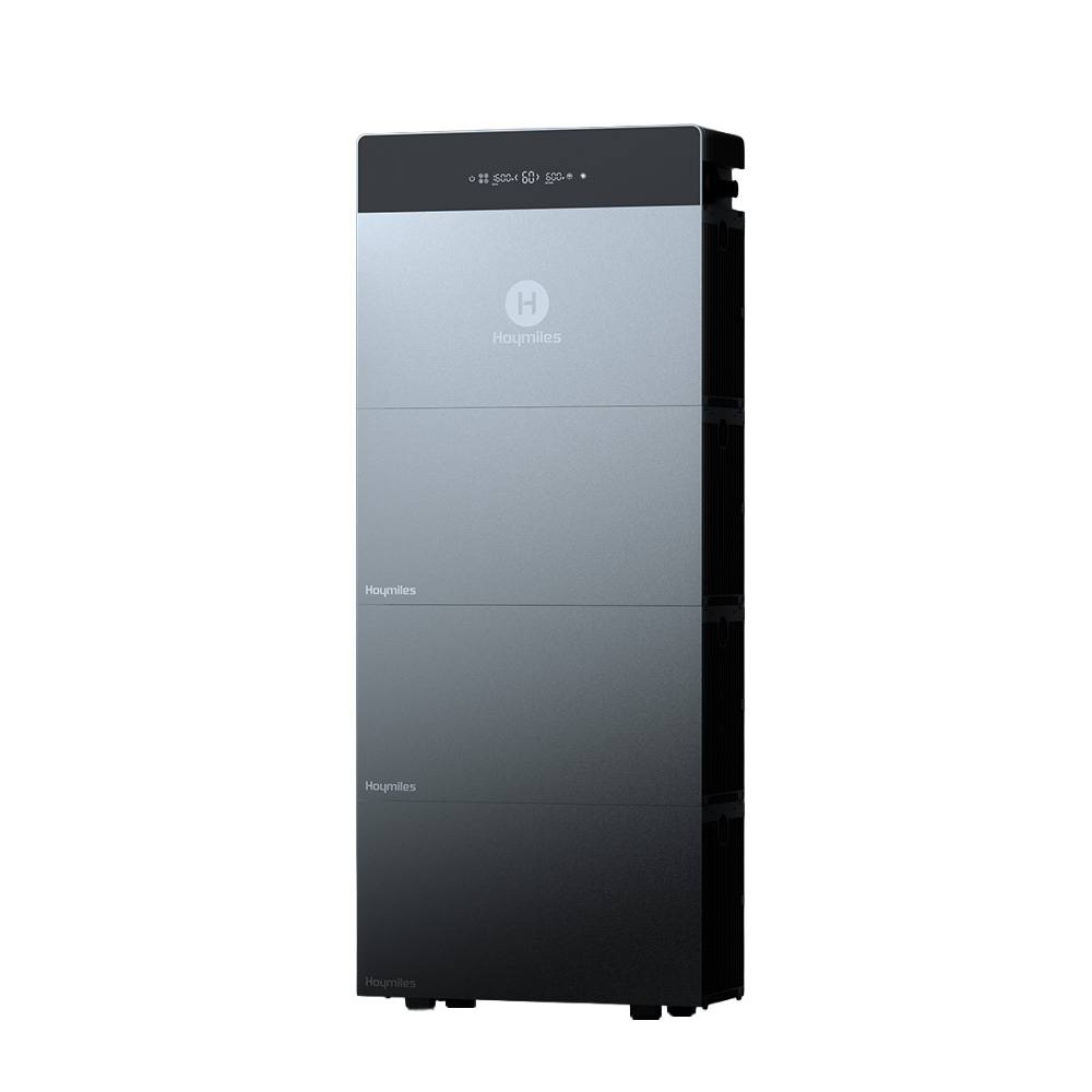 Hoher grauer modularer Batteriespreicherschrank mit schwarzem oberen Anzeigefeld, auf einem einfachen weißen Hintergrund dargestellt.