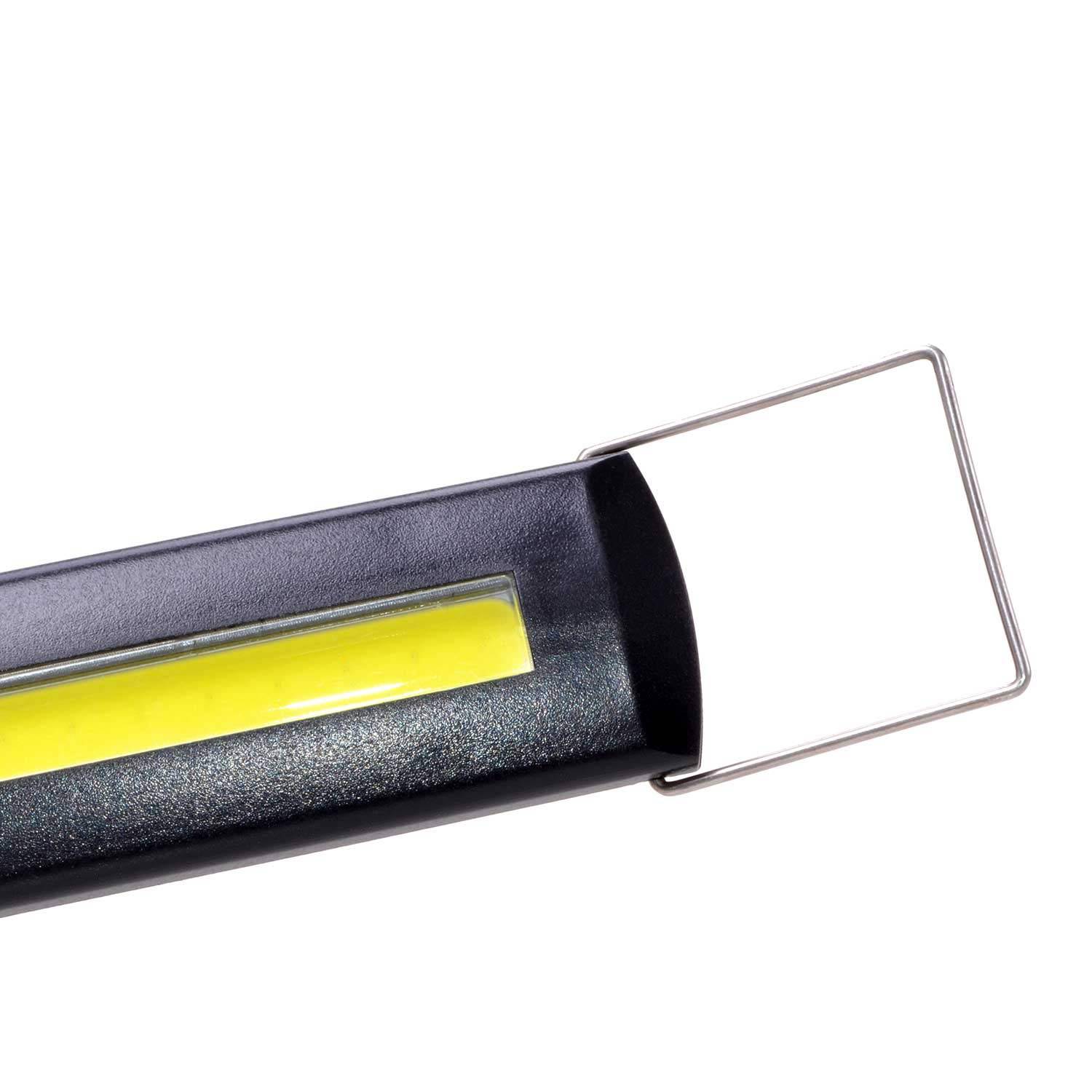 Nahaufnahme einer schwarzen Taschenlampe oder Arbeitsleuchte mit einem gelben LED-Streifen und einem ausklappbaren Metallgestell auf weißem Hintergrund.