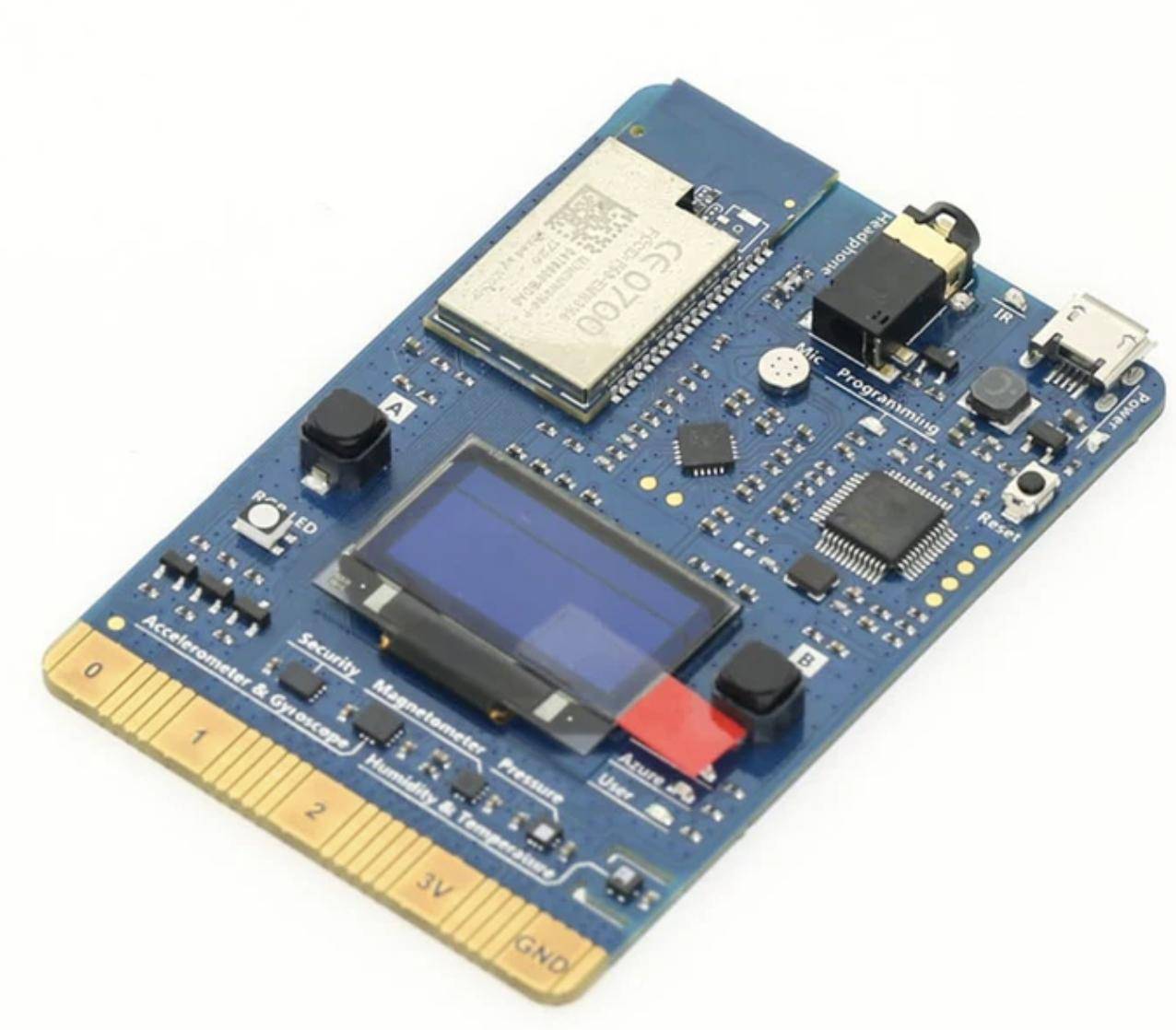 Blaue elektronische Entwicklungsplatine mit Display, Chip-Modul, Tasten und vergoldetem Kantenstecker, gezeigt in einer geneigten Produktansicht.