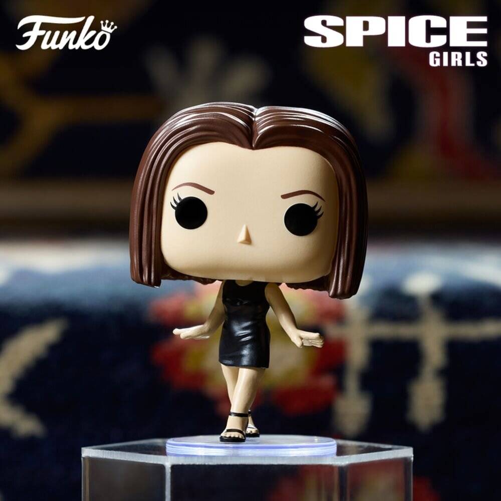 Funko Pop-Figur im Stil der Spice Girls, die eine Frau in einem schwarzen Kleid auf einem Displayständer zeigt, mit 