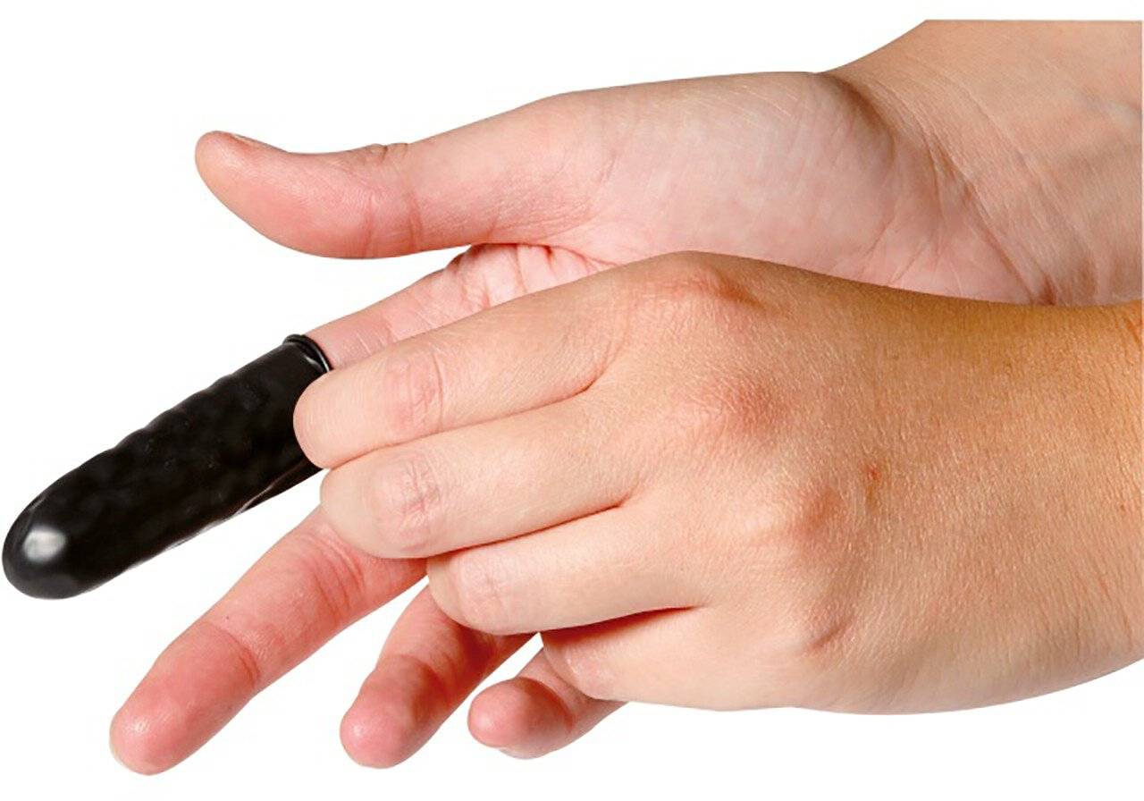 Hände halten einen schwarzen Vibrator gegen einen einfachen weißen Hintergrund.