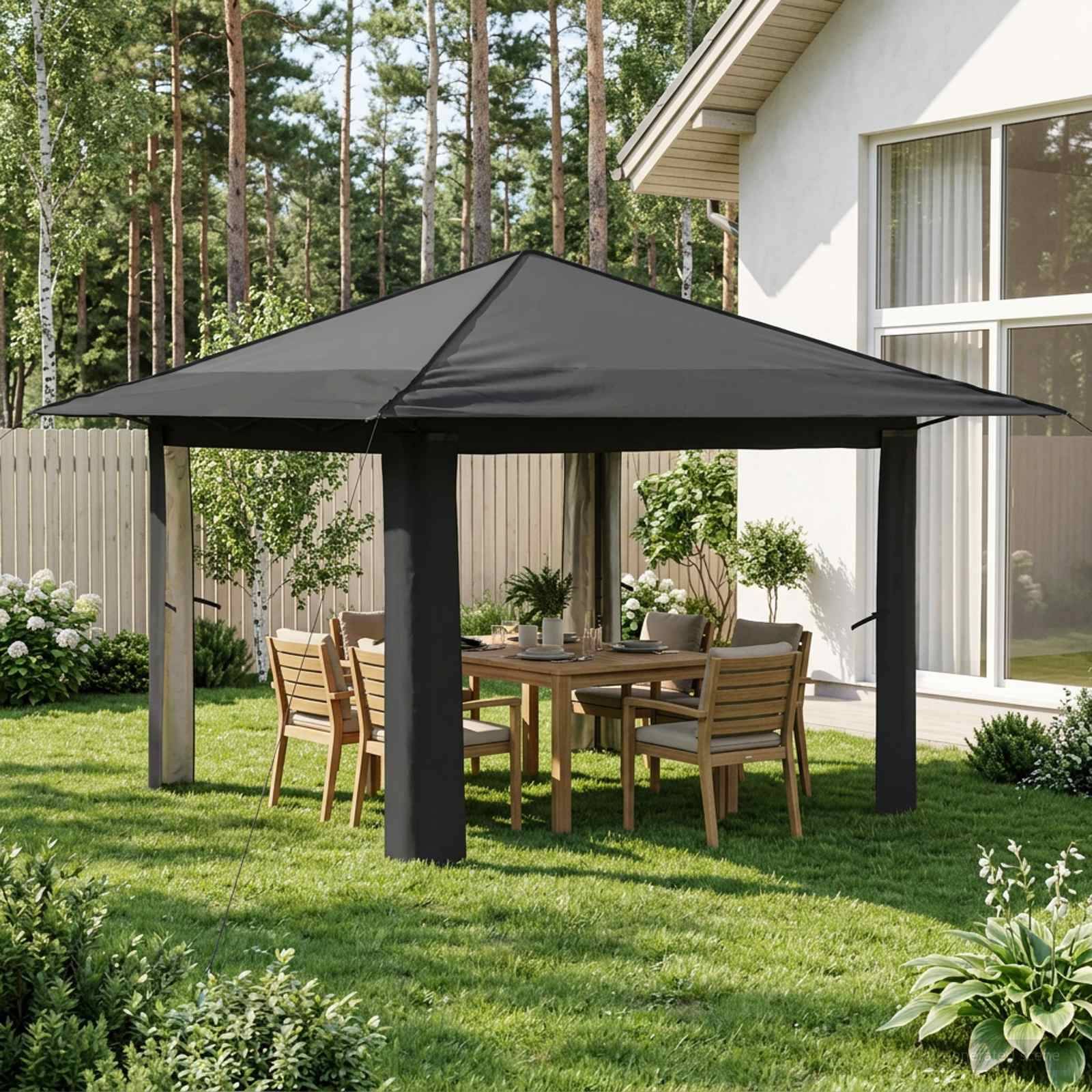 Schwarze Gartenlaube mit Esstisch und Stühlen auf einer Rasenterrasse im Hinterhof neben einem Haus
