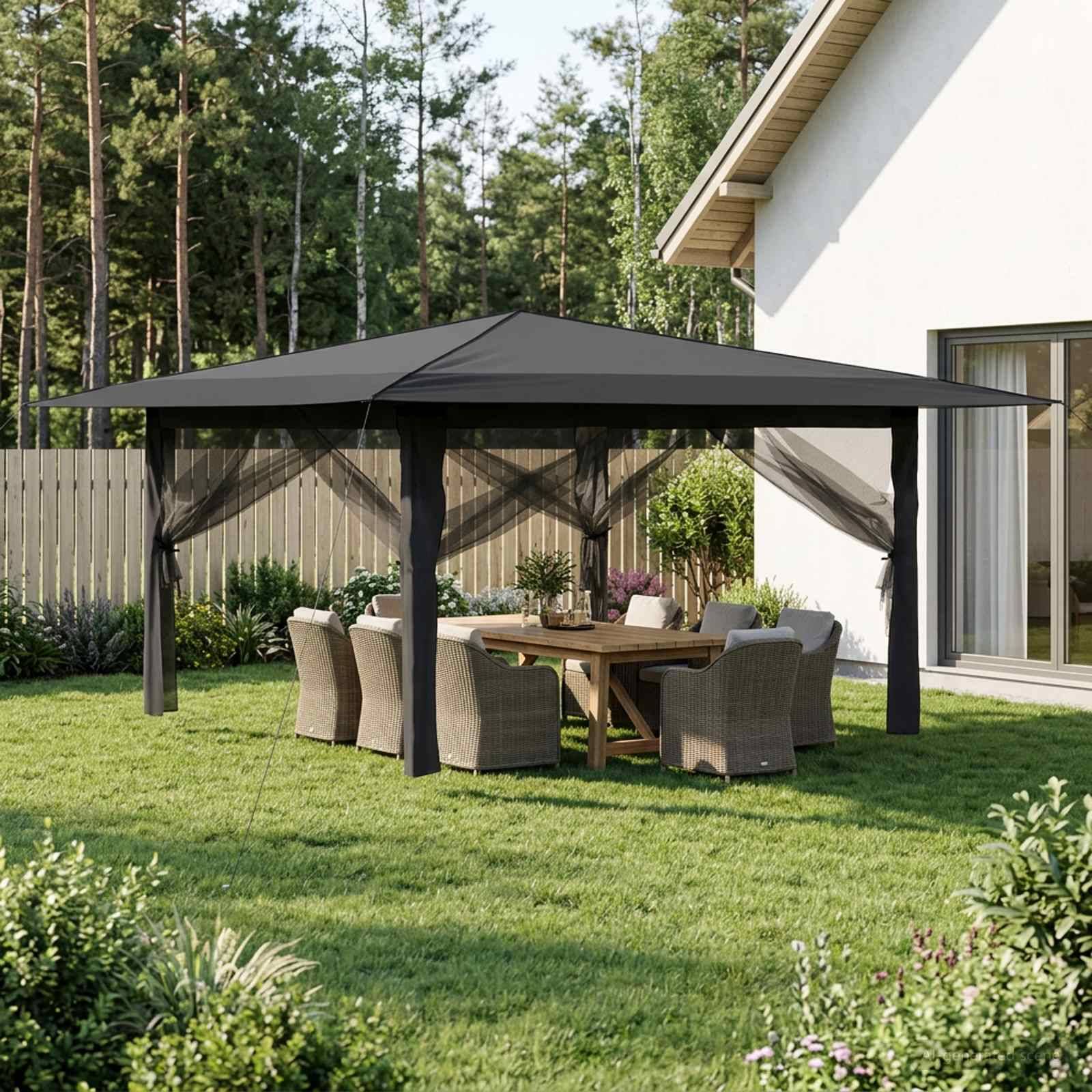 Ein Außen-Gartenpavillon mit einem schwarzen Dach schützt einen Terrassenesstisch und sechs Stühle neben einem Haus und einem Rasen.