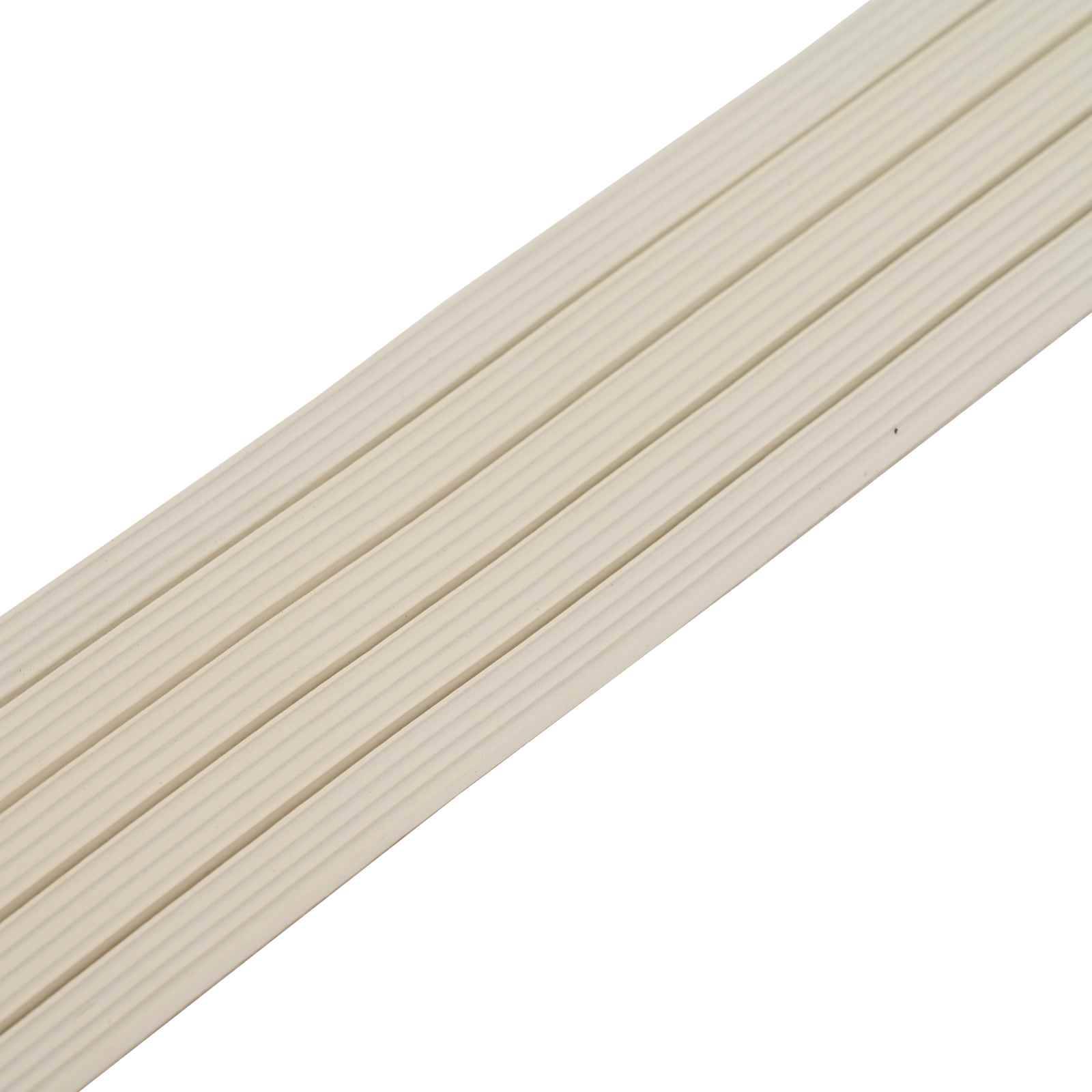 Nahaufnahme einer hellbeigen Holzdiele mit schmalen Rillen, diagonal auf einem weißen Hintergrund dargestellt.