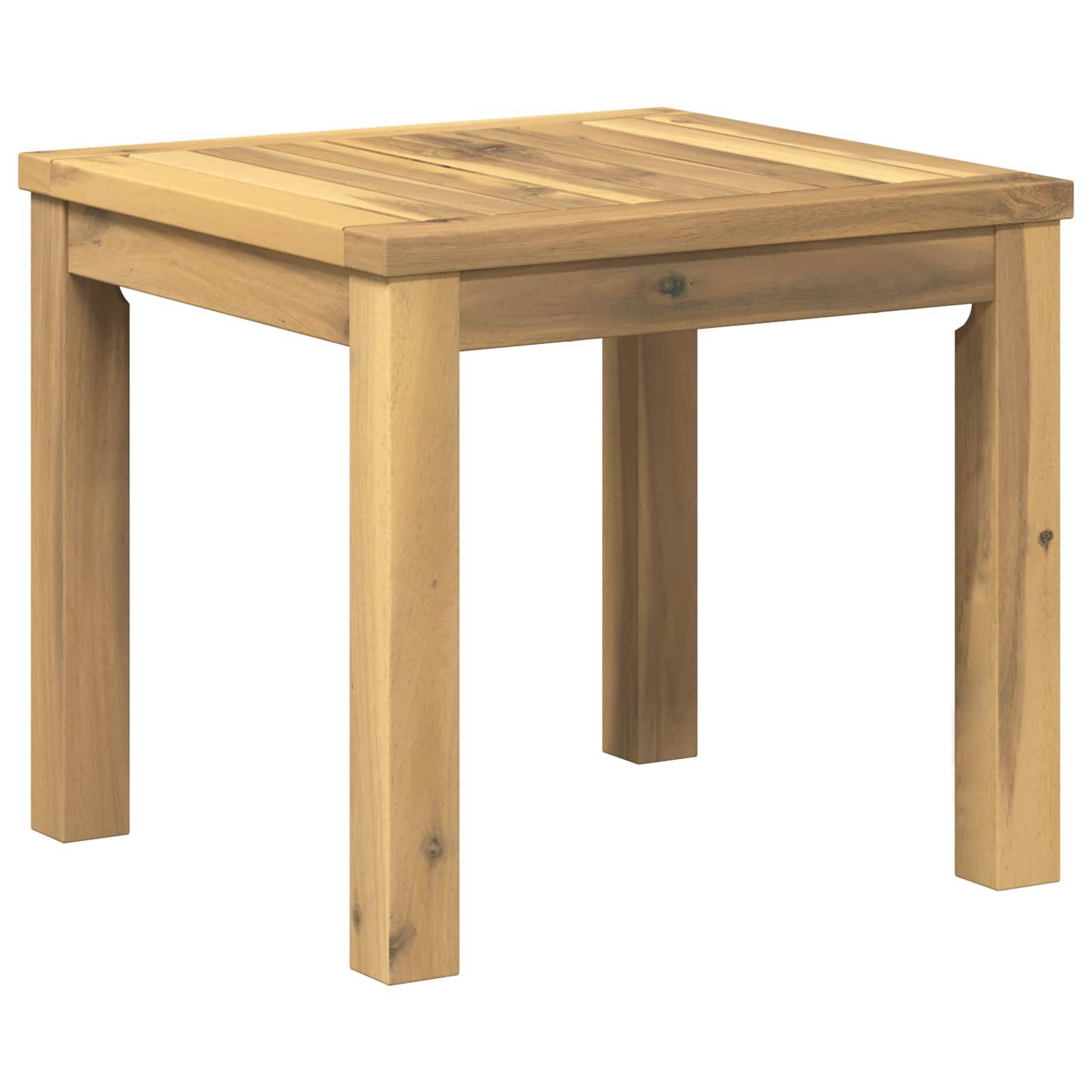 Quadratischer Holztisch mit vier Beinen und Latten-Oberseite, isoliert auf weißem Hintergrund dargestellt.
