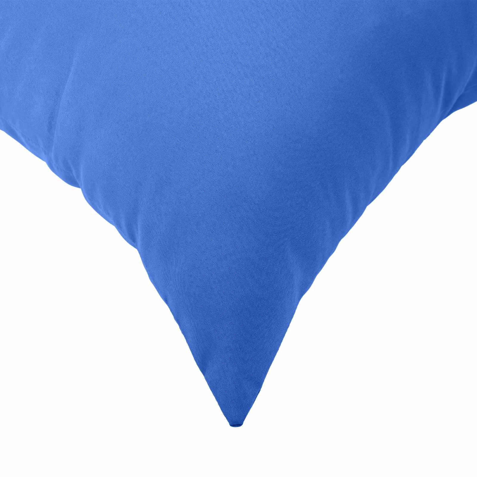 Nahaufnahme eines blauen dreieckigen Kissens oder Polsters mit einer spitzen Unterseite auf weißem Hintergrund.