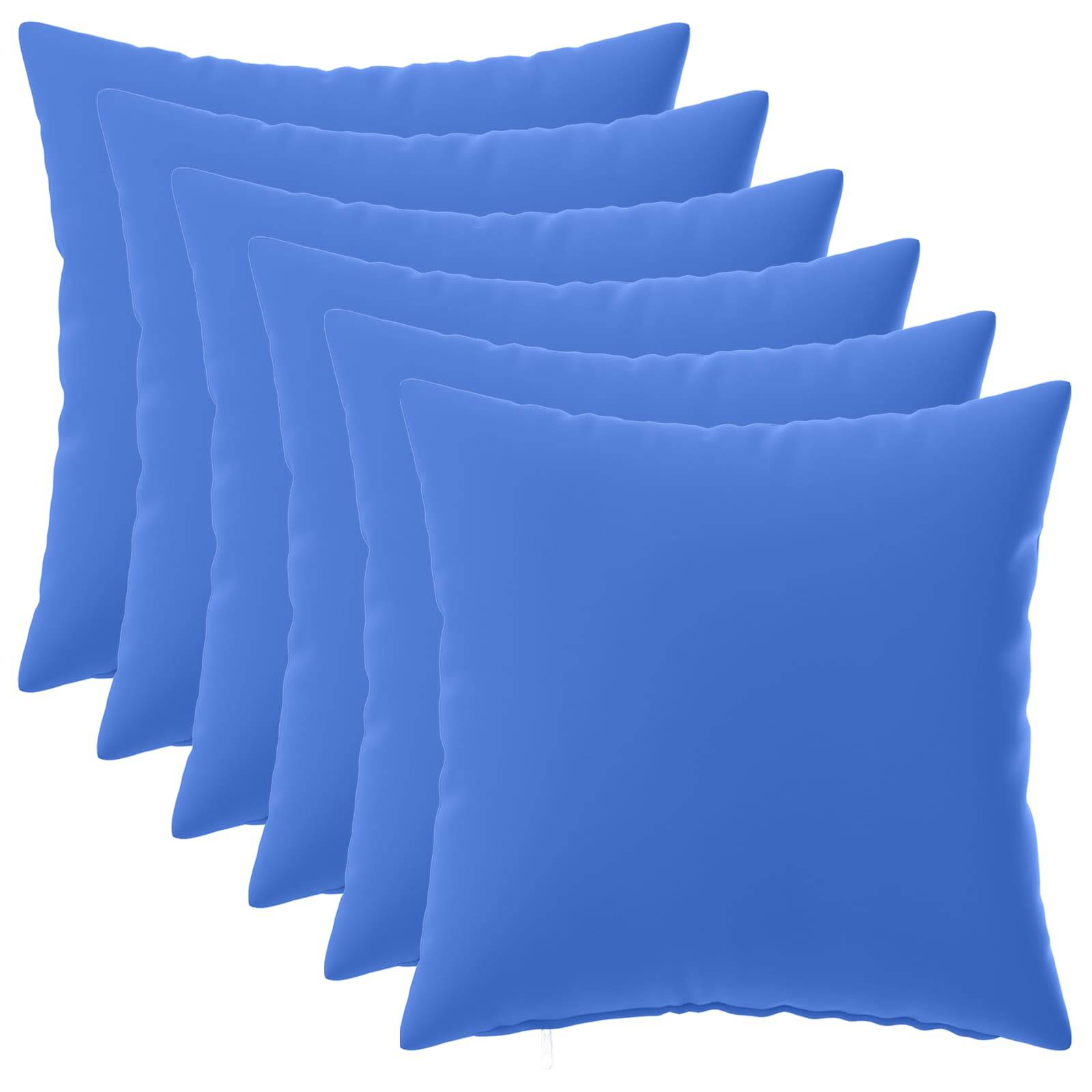 Stapel von sechs blauen quadratischen Wurfkissen, sich überlappend in einem produktstilisierten Bild auf weißem Hintergrund.