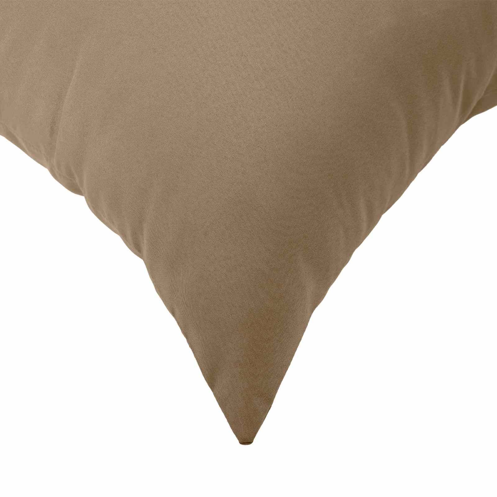 Nahaufnahme einer beige Dekokissecke mit einer spitzen Naht auf weißem Hintergrund.