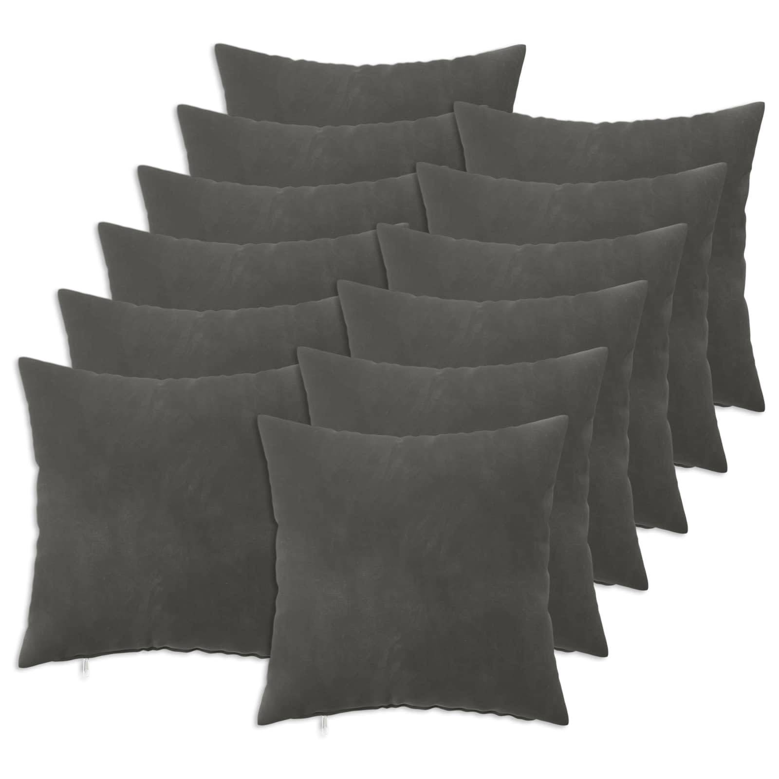 Stapel aus dunkelgrauen quadratischen Wurf-Kissen, die in sich überlappenden Reihen auf weißem Hintergrund angeordnet sind.