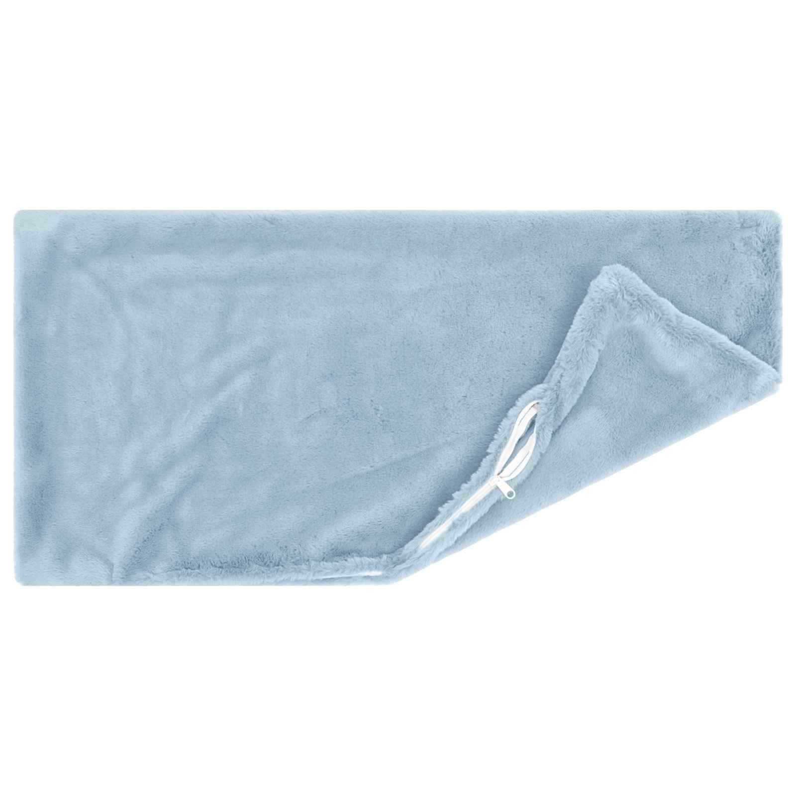 Hellblaue Kuscheldecke oder Wurfdecke mit umgeklappter Ecke und weißem Saum, gezeigt auf einfachem weißem Hintergrund.