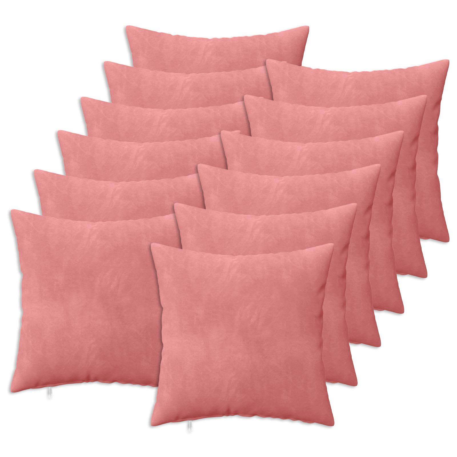 Stapel von rosa quadratischen Wurfkissen, die in überlappenden Reihen auf weißem Hintergrund angeordnet sind.