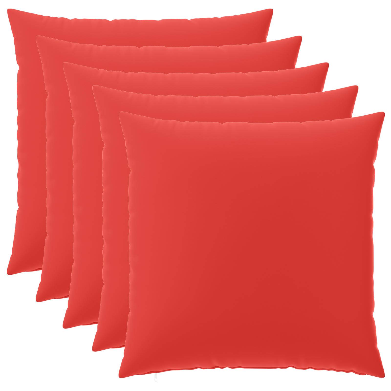 Fünf rote quadratische Wurf-Kissen gestapelt und überlappt auf weißem Hintergrund.