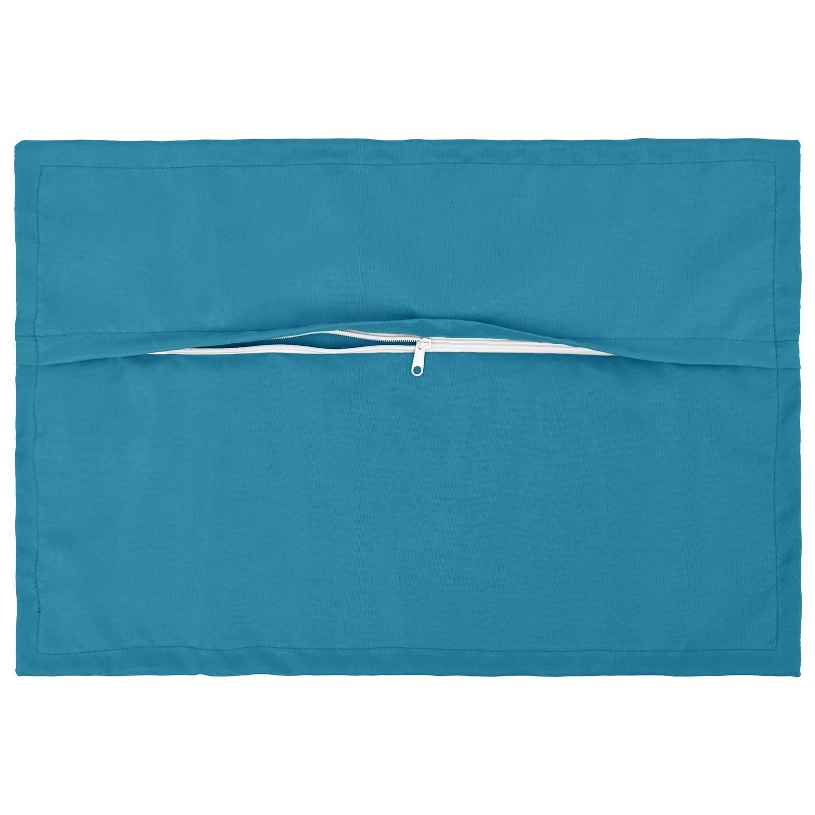 Blaue Reißverschlusstasche oder -hülle, flach auf weißem Hintergrund liegend, mit einem horizontalen Reißverschluss in der Nähe der oberen Mitte.