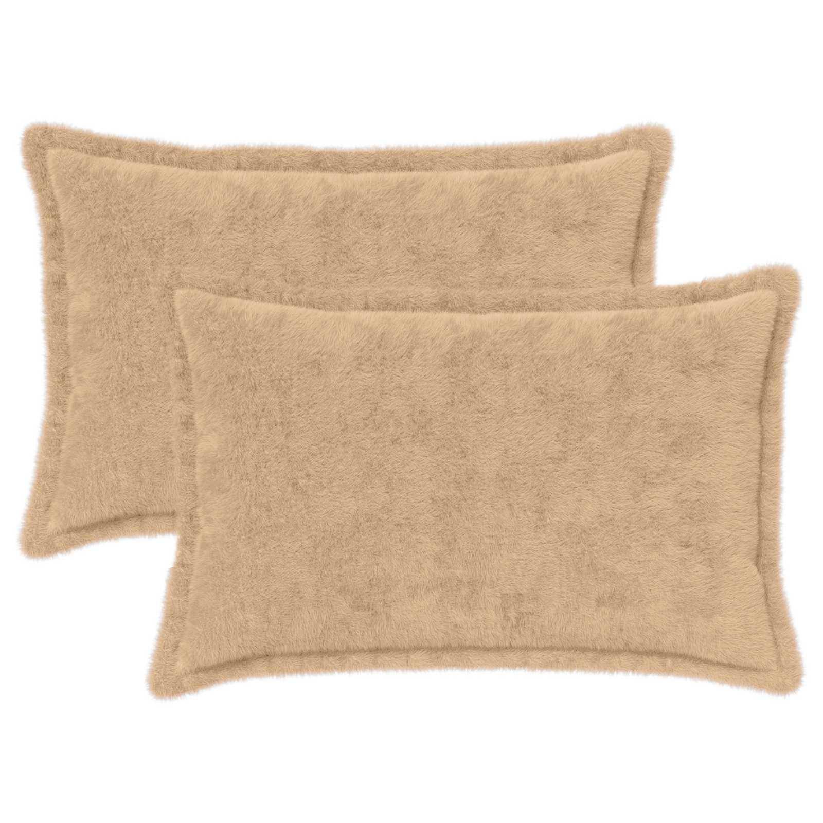 Zwei beige flauschige rechteckige Dekokissen, die sich auf weißem Hintergrund überlappen.