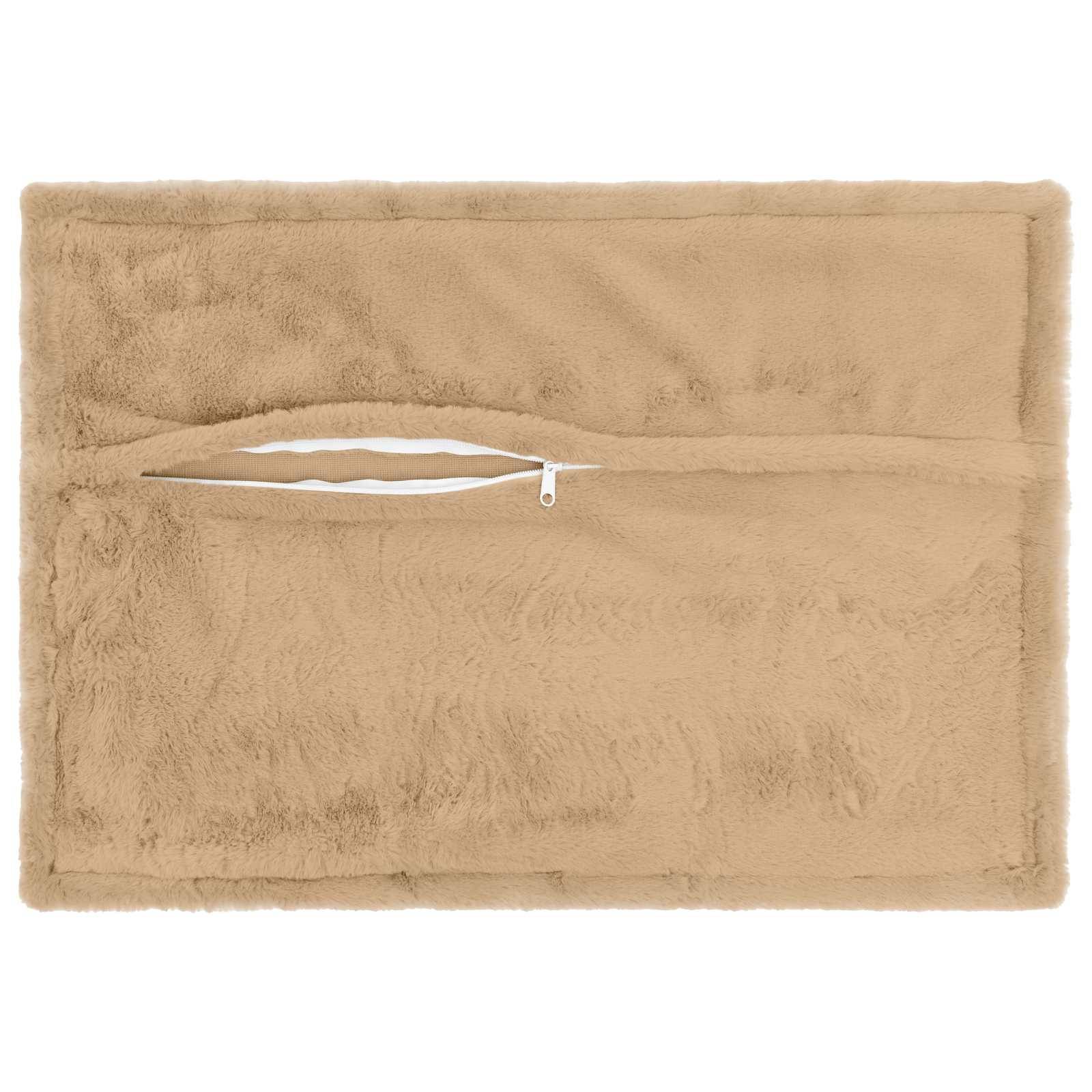 Beige Fuzzy Pouch mit Reißverschluss oder Kissenbezug flach auf weißem Hintergrund dargestellt.