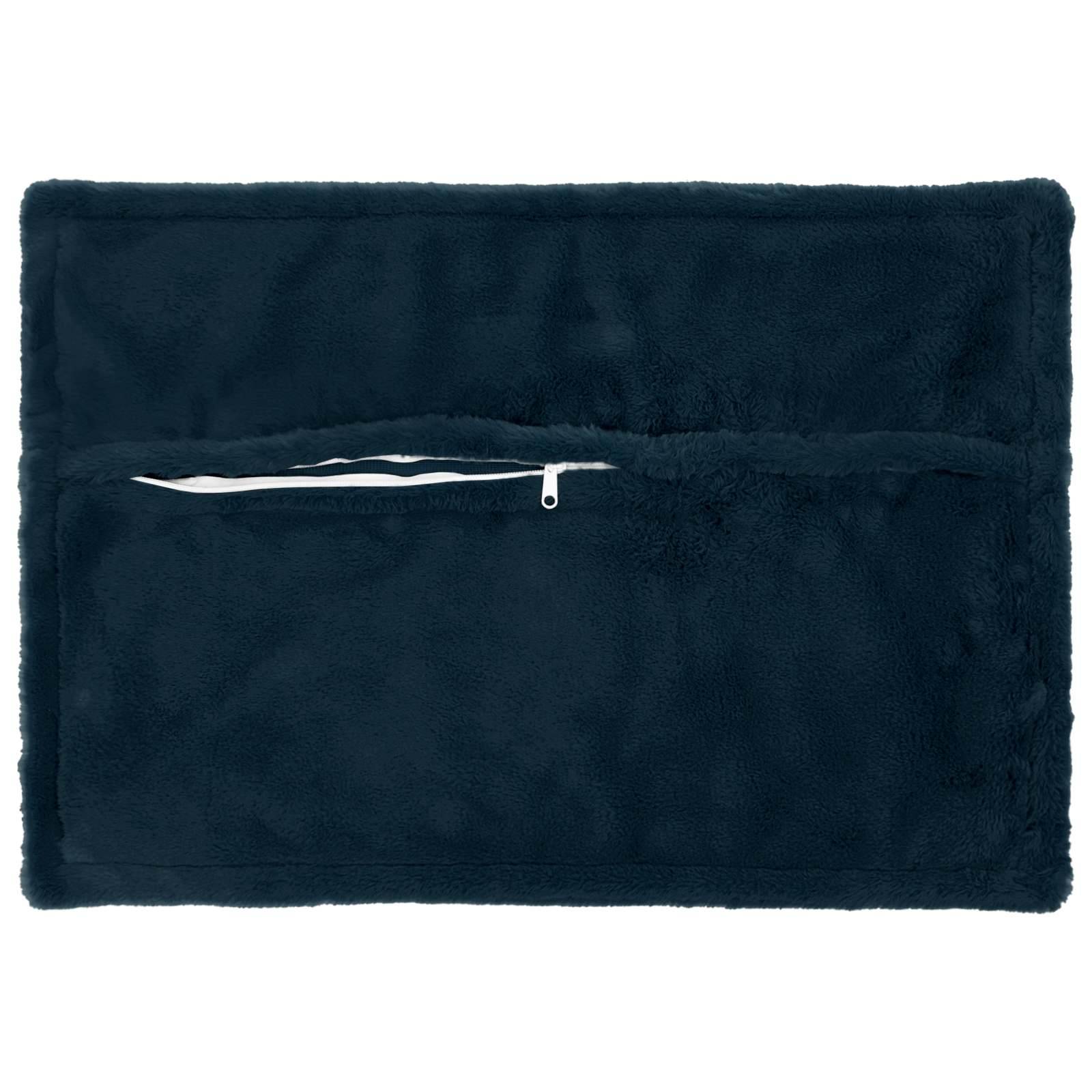 Dunkelblaue Fleece-Tasche mit Reißverschluss oder Decke, flach auf weißem Hintergrund ausgelegt, mit horizontalem Reißverschluss in der Nähe der Oberseite.