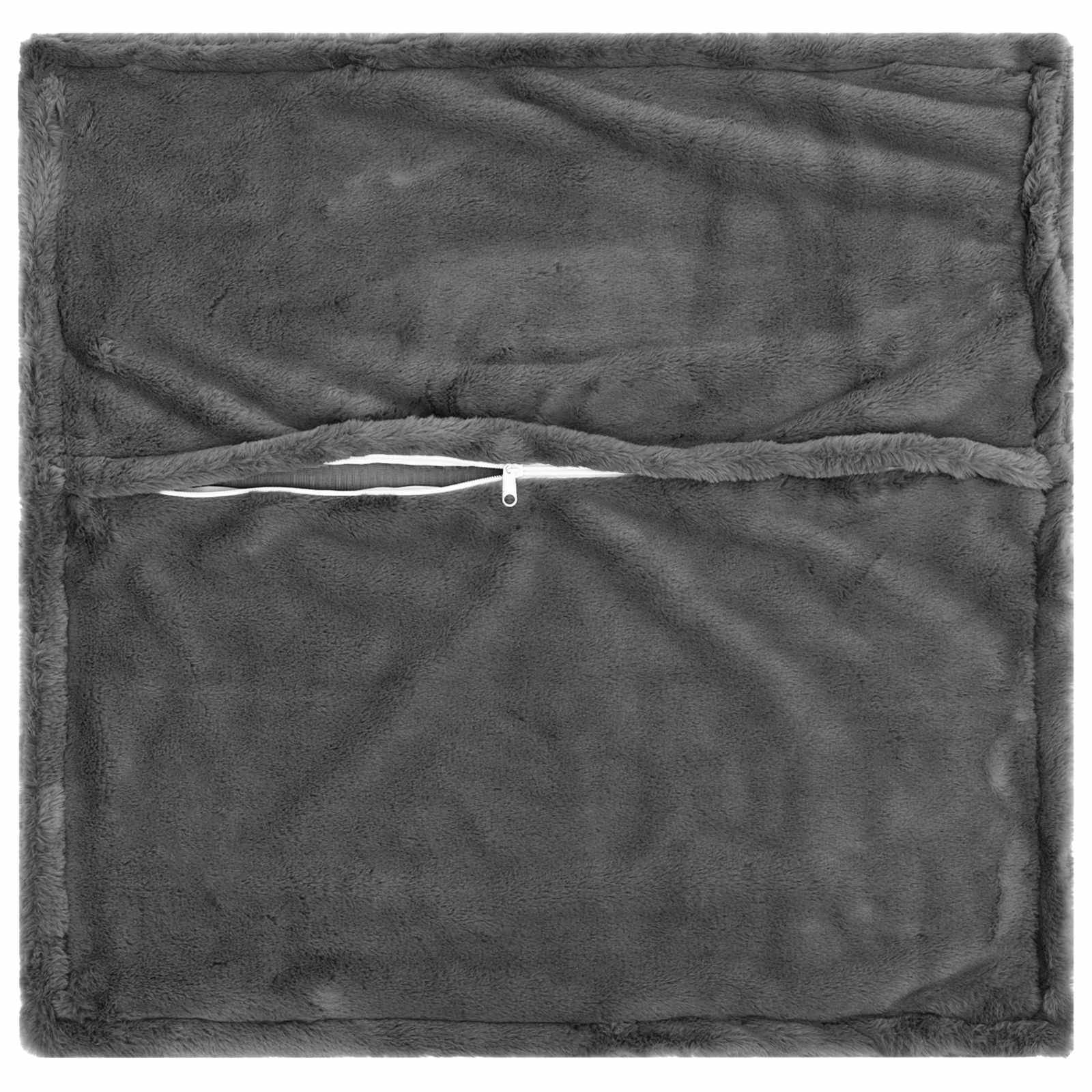 Graue Stofftasche oder Kissen mit Reißverschluss und einer horizontalen Naht in der Mitte