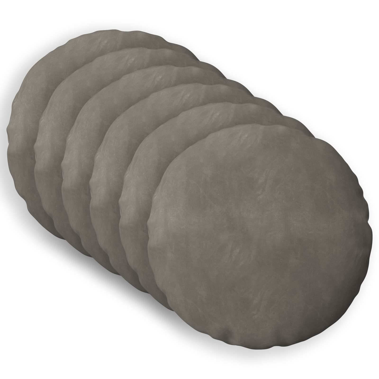 Stapel von grauen runden Scheiben, die in einem sauberen überlappenden Stapel auf weißem Hintergrund angeordnet sind.