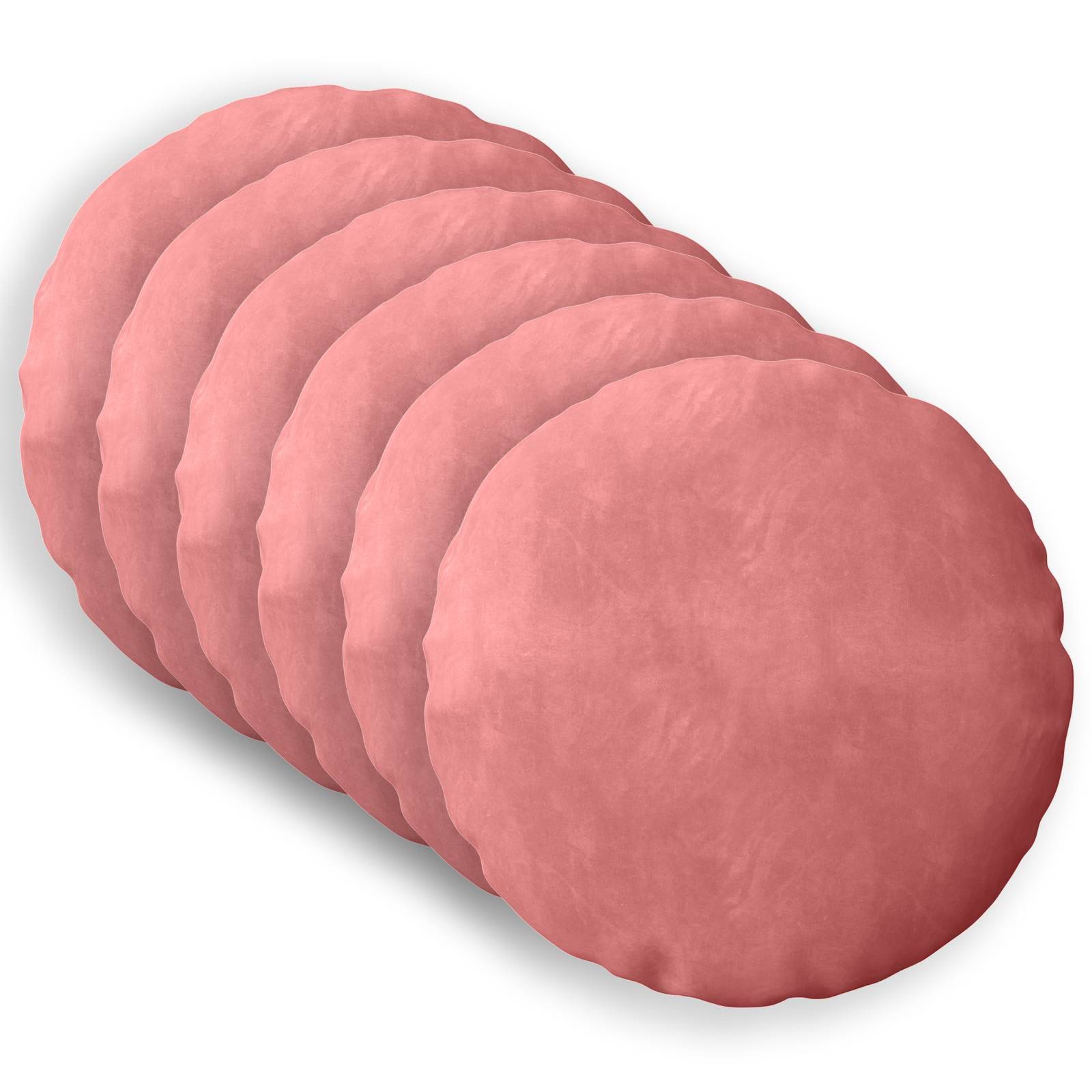 Stapel von rosa runden Keksen oder Waffeln, leicht übereinander angeordnet auf weißem Hintergrund.