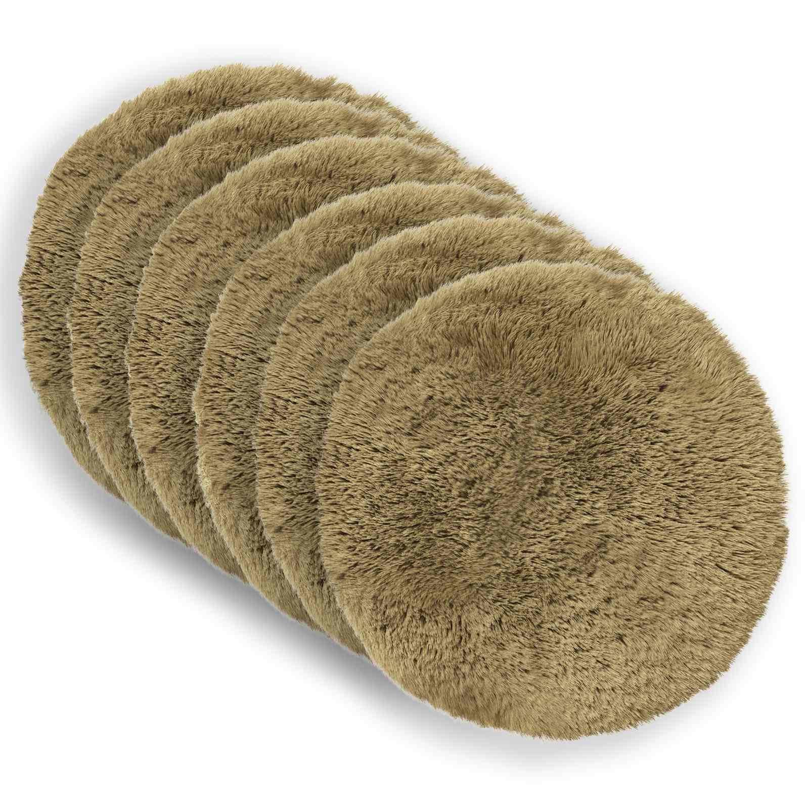 Stapel runder beiger flauschiger Reinigungspads auf weißem Hintergrund.