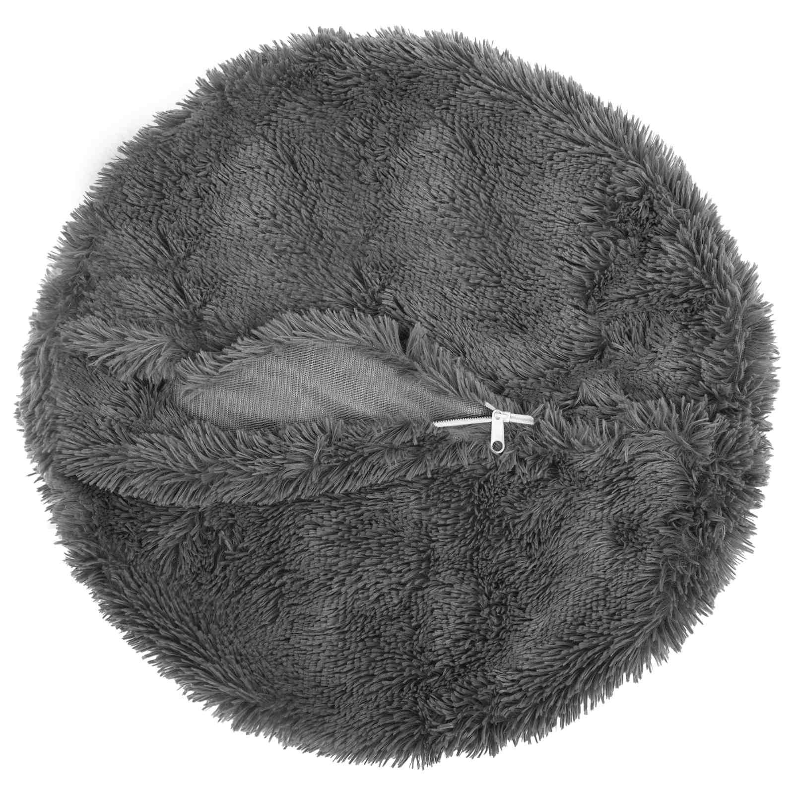 Rundes graues flauschiges Kissen mit Reißverschlussöffnung, von oben auf weißem Hintergrund dargestellt.