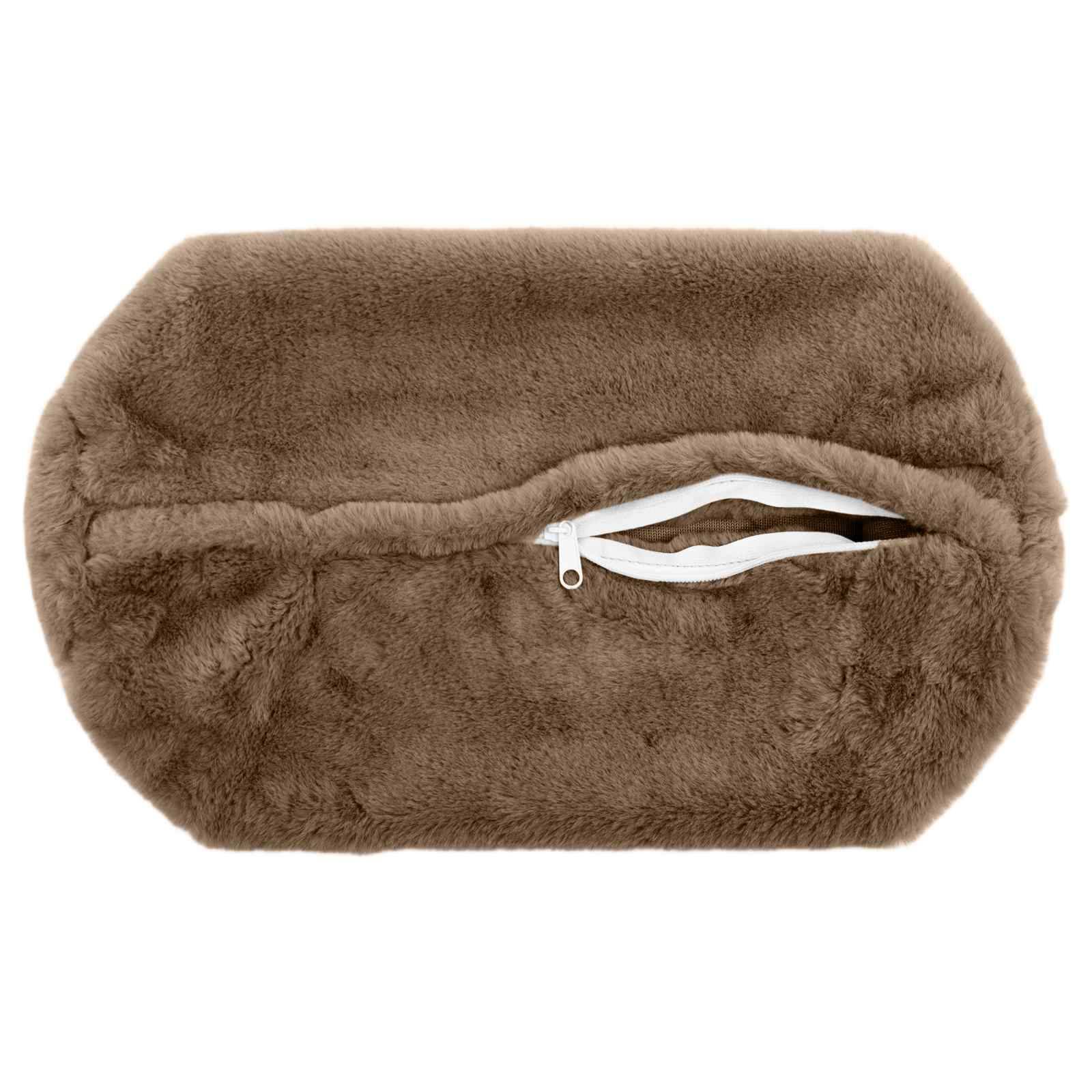 Braune pelzige rechteckige Tasche mit einem weißen Reißverschluss auf weißem Hintergrund.